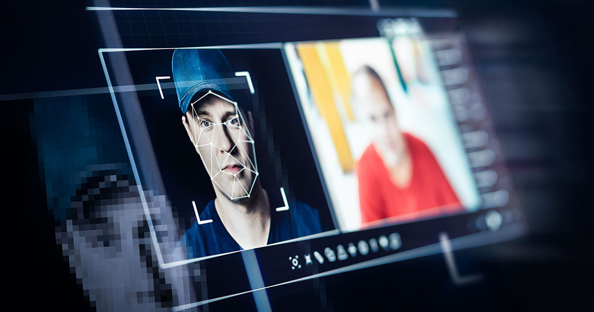 Tela de software de mapeamento biométrico facial ilustrando o processo de perícia em deepfake.